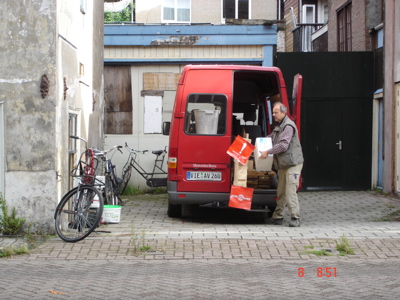 Lothar laadt vrachtwagen uit
