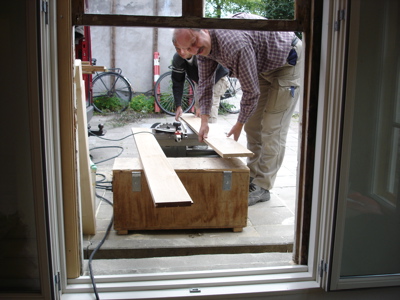 Lothar zaagt planken op maat