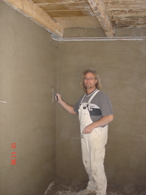 Thomas brengt Sanierputz op (begane grond)