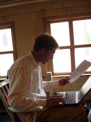 Thomas trekt de muur glad