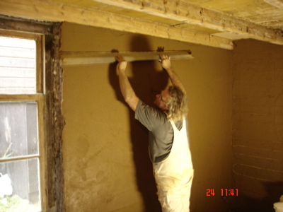 Thomas trekt de muur glad