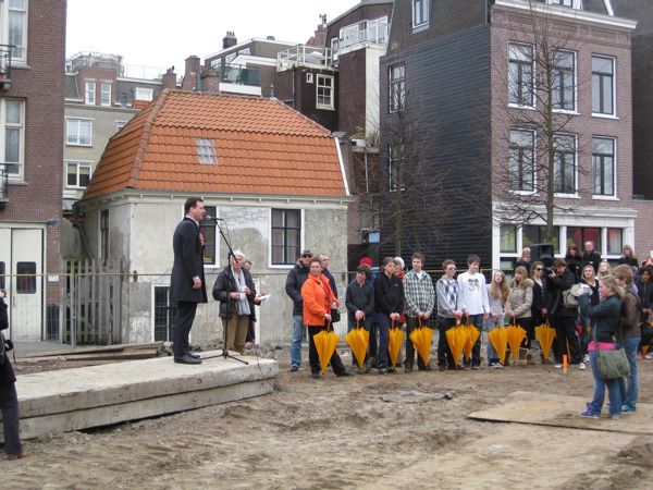 Lodewijk Asscher spreekt de leerlingen van de IVKO school toe
