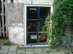 Man achter raam